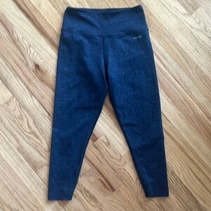 AR-33 navy leggings